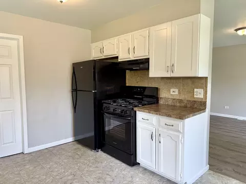 Kitchen - 14334 Ridgeway Ave, Midlothian, IL 60445 photo 3 of 4