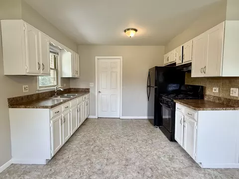 Kitchen - 14334 Ridgeway Ave, Midlothian, IL 60445 photo 2 of 4