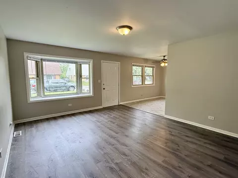 Living - 14334 Ridgeway Ave, Midlothian, IL 60445 photo 1 of 2