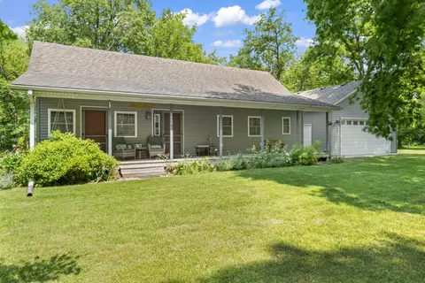 1046 N Riverside Dr, Momence, IL 60954