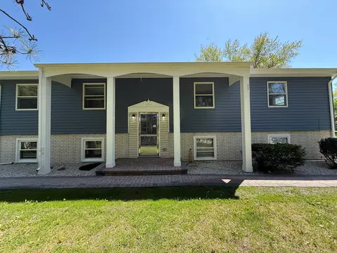11 S Roberts Rd, Inverness, IL 60067