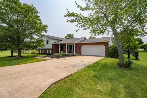 107 W 10th St, Gridley, IL 61744 photo 2