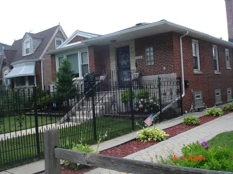 6938 W Barry Ave, Chicago, IL 60634
