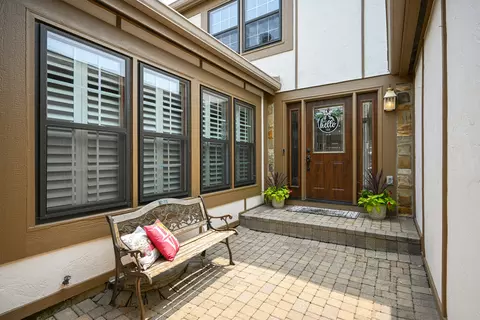 1058 Oakview Dr #1058, Wheaton, IL 60187