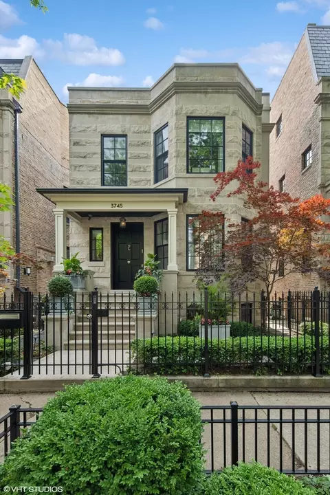 3745 N Lakewood Ave, Chicago, IL 60613