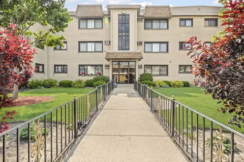 9633 Brandy Ct #6, Des Plaines, IL 60016