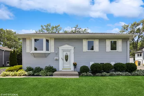 7626 Deerfield Ave, Woodridge, IL 60517