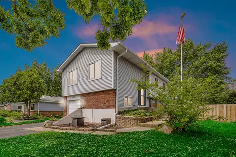 570 Sundance Ct, Carol Stream, IL 60188