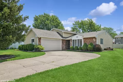 795 Hunter Dr, Roselle, IL 60172