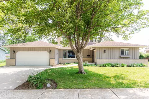 102 Mattek Ave, Dekalb, IL 60115