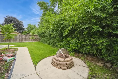 Exterior - 135 Flora Ave, Glenview, IL 60025 photo 3 of 4