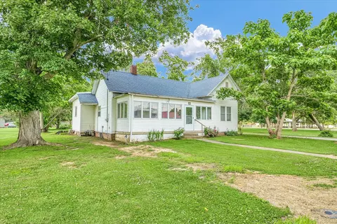 215 E Blevins St, Oakland, IL 61943