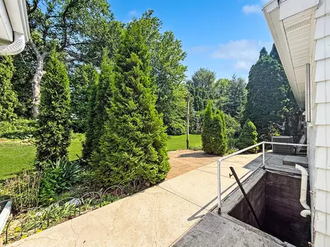 Exterior - 1402 La Cresta Dr, Freeport, IL 61032 photo 5 of 6