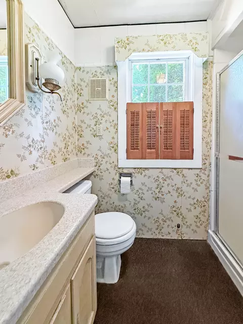 Bath - 1402 La Cresta Dr, Freeport, IL 61032 photo 4 of 5