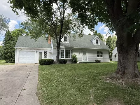 1402 La Cresta Dr, Freeport, IL 61032