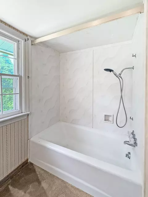 Bath - 1402 La Cresta Dr, Freeport, IL 61032 photo 5 of 5