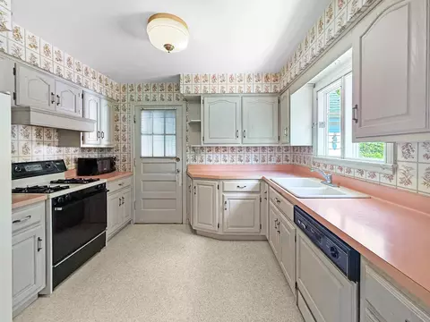 Kitchen - 1402 La Cresta Dr, Freeport, IL 61032 photo 3 of 4
