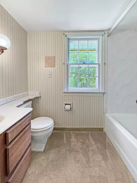 Bath - 1402 La Cresta Dr, Freeport, IL 61032 photo 2 of 5
