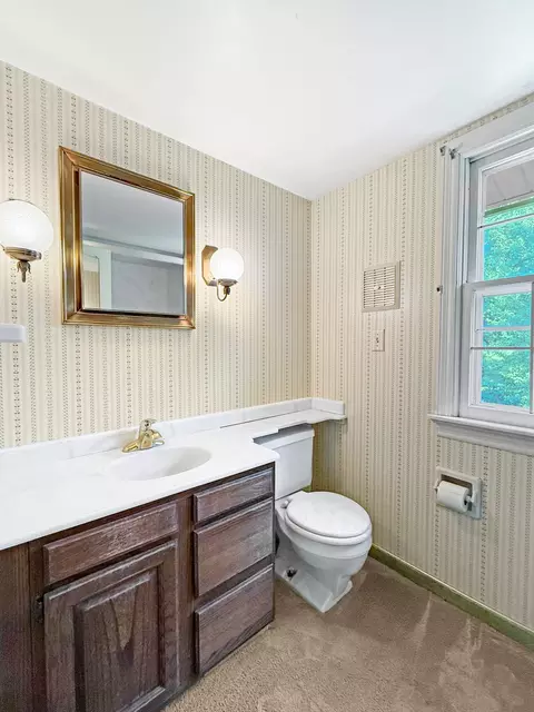 Bath - 1402 La Cresta Dr, Freeport, IL 61032 photo 1 of 5