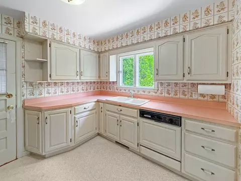 Kitchen - 1402 La Cresta Dr, Freeport, IL 61032 photo 1 of 4
