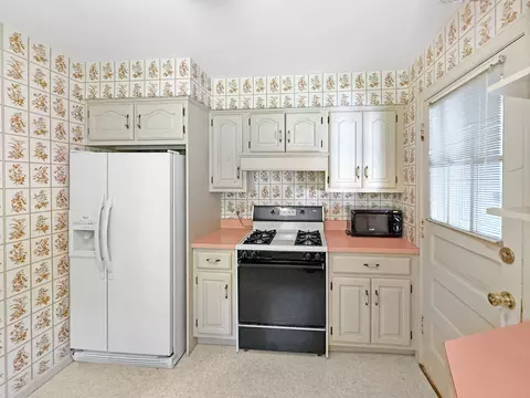 Kitchen - 1402 La Cresta Dr, Freeport, IL 61032 photo 2 of 4