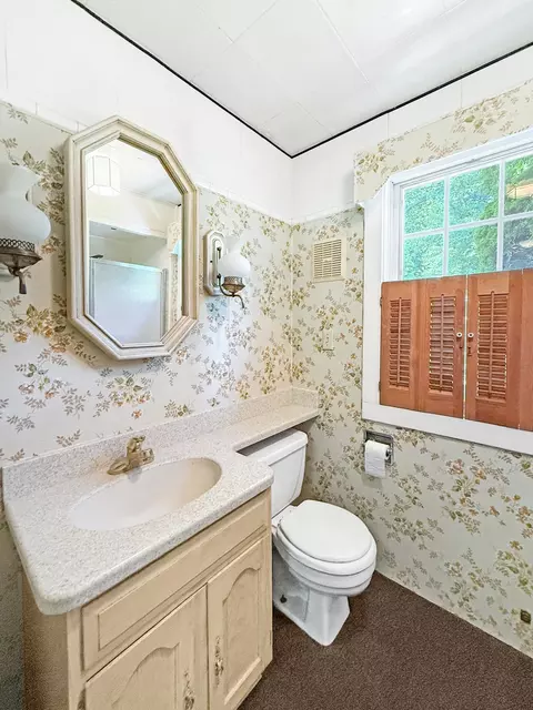 Bath - 1402 La Cresta Dr, Freeport, IL 61032 photo 3 of 5