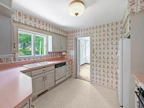 Kitchen - 1402 La Cresta Dr, Freeport, IL 61032 photo 4 of 4