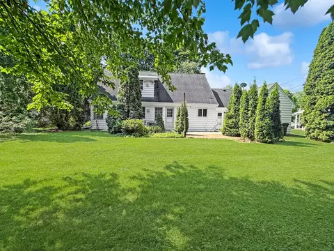 Exterior - 1402 La Cresta Dr, Freeport, IL 61032 photo 2 of 6