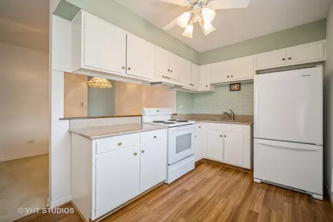 Kitchen - 1430 Lehigh Ave #B2, Glenview, IL 60026 photo 2 of 3