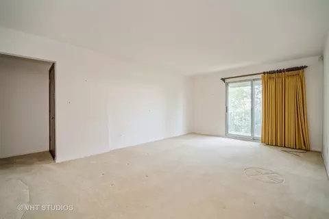 Living - 1430 Lehigh Ave #B2, Glenview, IL 60026 photo 2 of 3