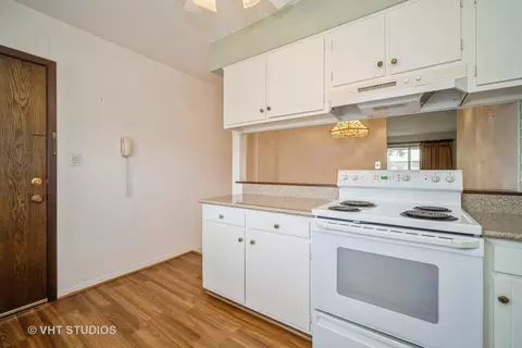 Kitchen - 1430 Lehigh Ave #B2, Glenview, IL 60026 photo 3 of 3