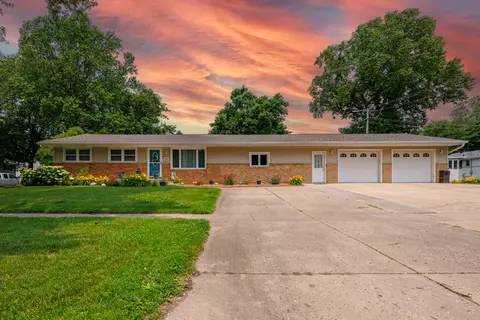 2002 Arrowhead Dr, Bloomington, IL 61704