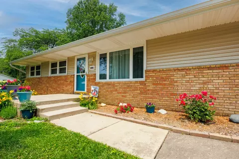 2002 Arrowhead Dr, Bloomington, IL 61704 photo 2