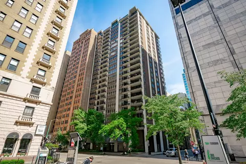 201 E Chestnut St #21F, Chicago, IL 60611