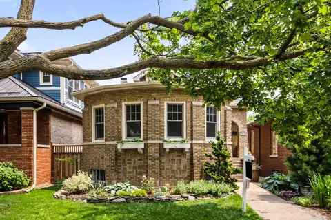 7439 N Maplewood Ave, Chicago, IL 60645