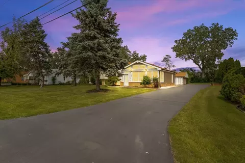 145 N Oakleaf Dr, Addison, IL 60101