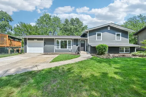 6933 Parkview Dr, Downers Grove, IL 60516