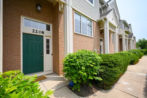 2208 W Concord Ln, Addison, IL 60101