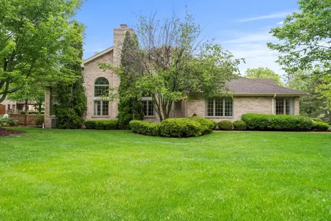 16 Pine Needles Dr, Lemont, IL 60439