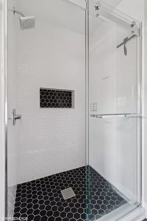 Bath - 9333 S Oakley Ave, Chicago, IL 60643 photo 3 of 5
