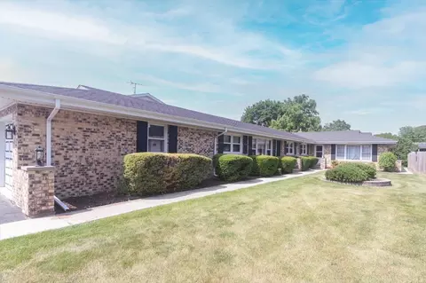 1402 S Linneman Rd S, Mount Prospect, IL 60056