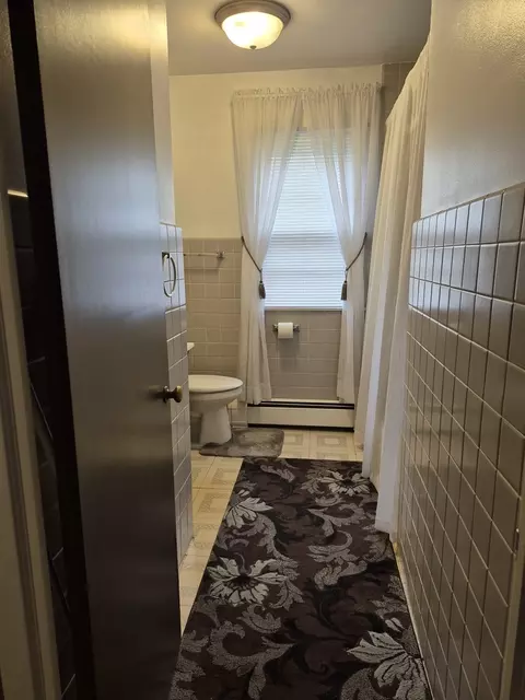 Bath - 616 E Prairie Ave, Des Plaines, IL 60016 photo 2 of 2