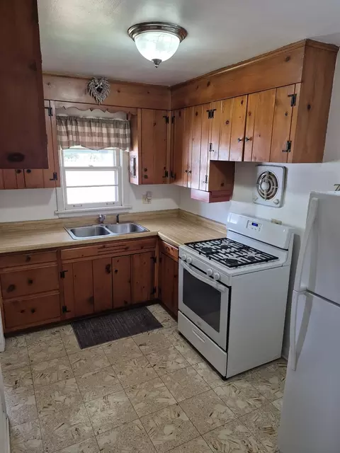 Kitchen - 616 E Prairie Ave, Des Plaines, IL 60016 photo 1 of 1