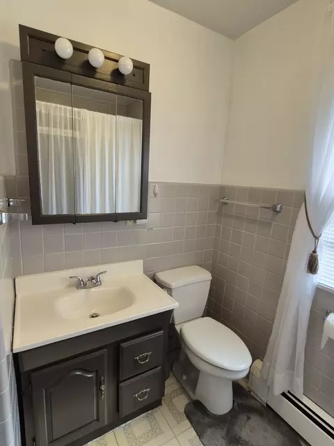 Bath - 616 E Prairie Ave, Des Plaines, IL 60016 photo 1 of 2