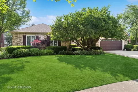 1209 Lisa Cir, Libertyville, IL 60048
