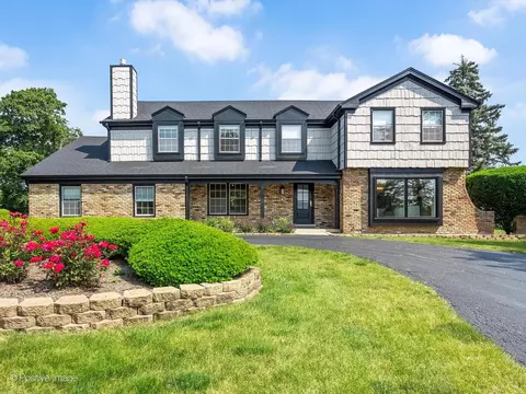 8 Wyndham Ct, Oak Brook, IL 60523