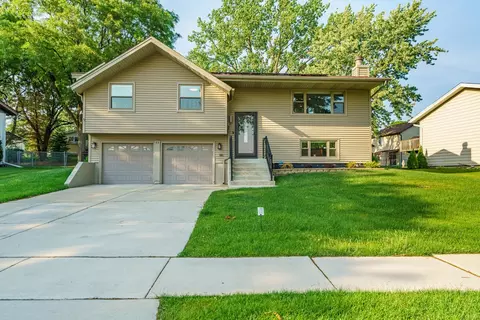 616 Boxwood Dr, Schaumburg, IL 60193