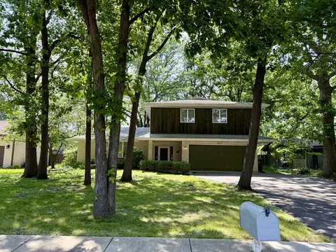 120 Iroquois Trl, Wood Dale, IL 60191
