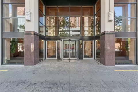 1122 N Clark St #1002, Chicago, IL 60610