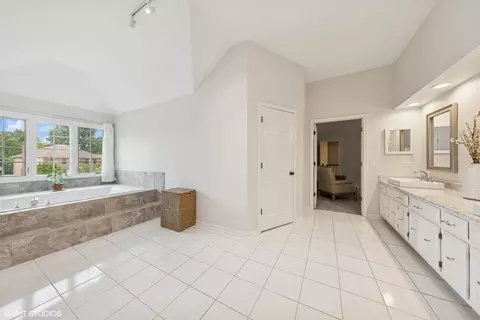 Bath - 1808 Beloit Ct, Naperville, IL 60565 photo 3 of 4